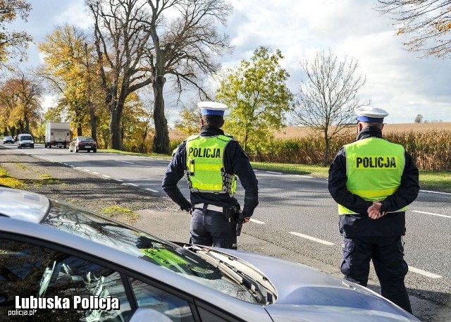 W okresie „Wszystkich Świętych” wiele osób zdecyduje się wykorzystać przedłużony weekend na odwiedzanie grobów swoich bliskich oraz przemieszczanie się na spotkania rodzinne. W tym czasie należy spodziewać się wzmożonego ruchu na drogach.Fot. Policja