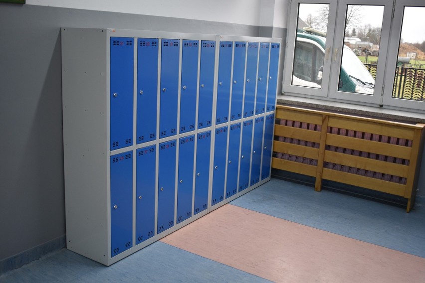 W Publicznej Szkole Podstawowej w Rawicy dokonano remontu. Są nowe szafki, oświetlenie, pomalowano korytarze