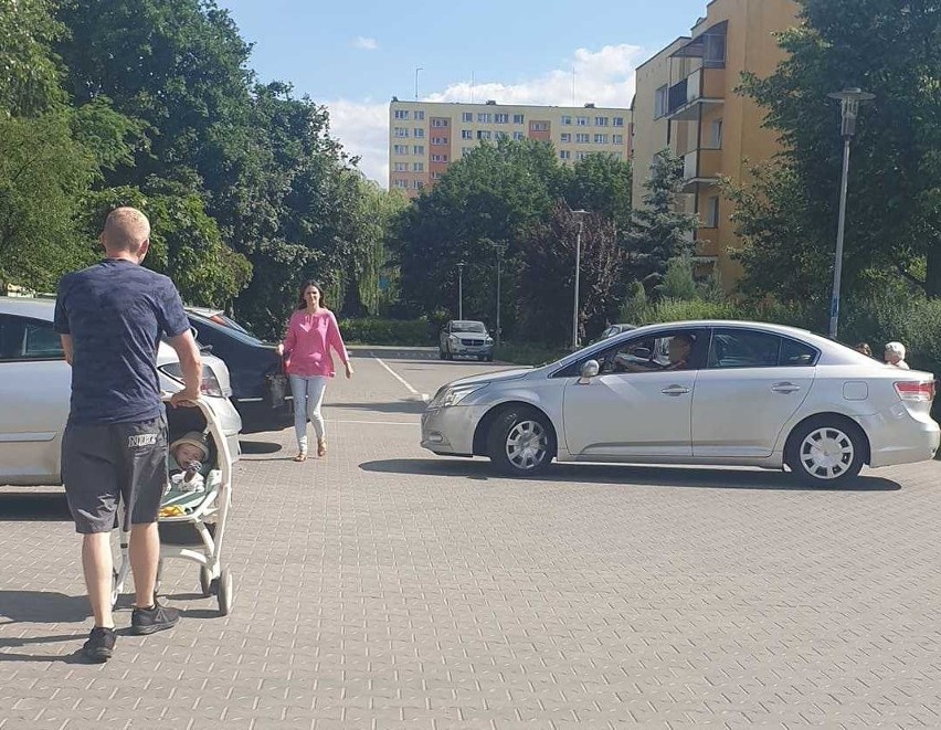 - Zaczął się rok szkolny i znów  na deptaku na osiedlu przy...