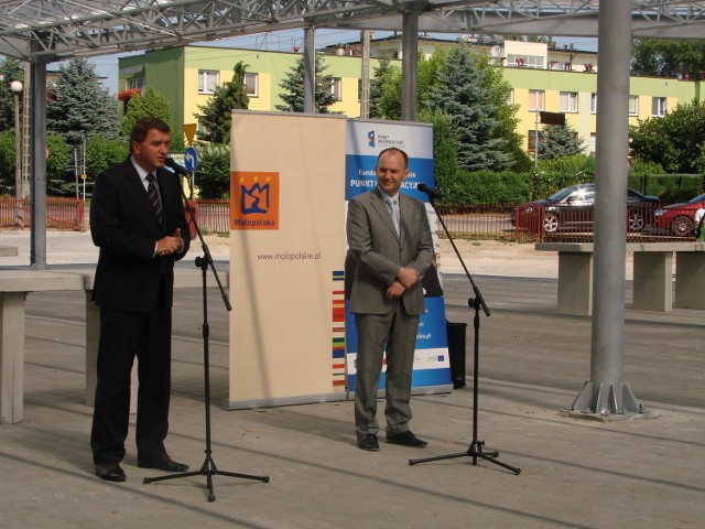 Marek Sowa, marszałek województwa, z Januszem Chwierutem, prezydentem Oświęcimia na placu targowym