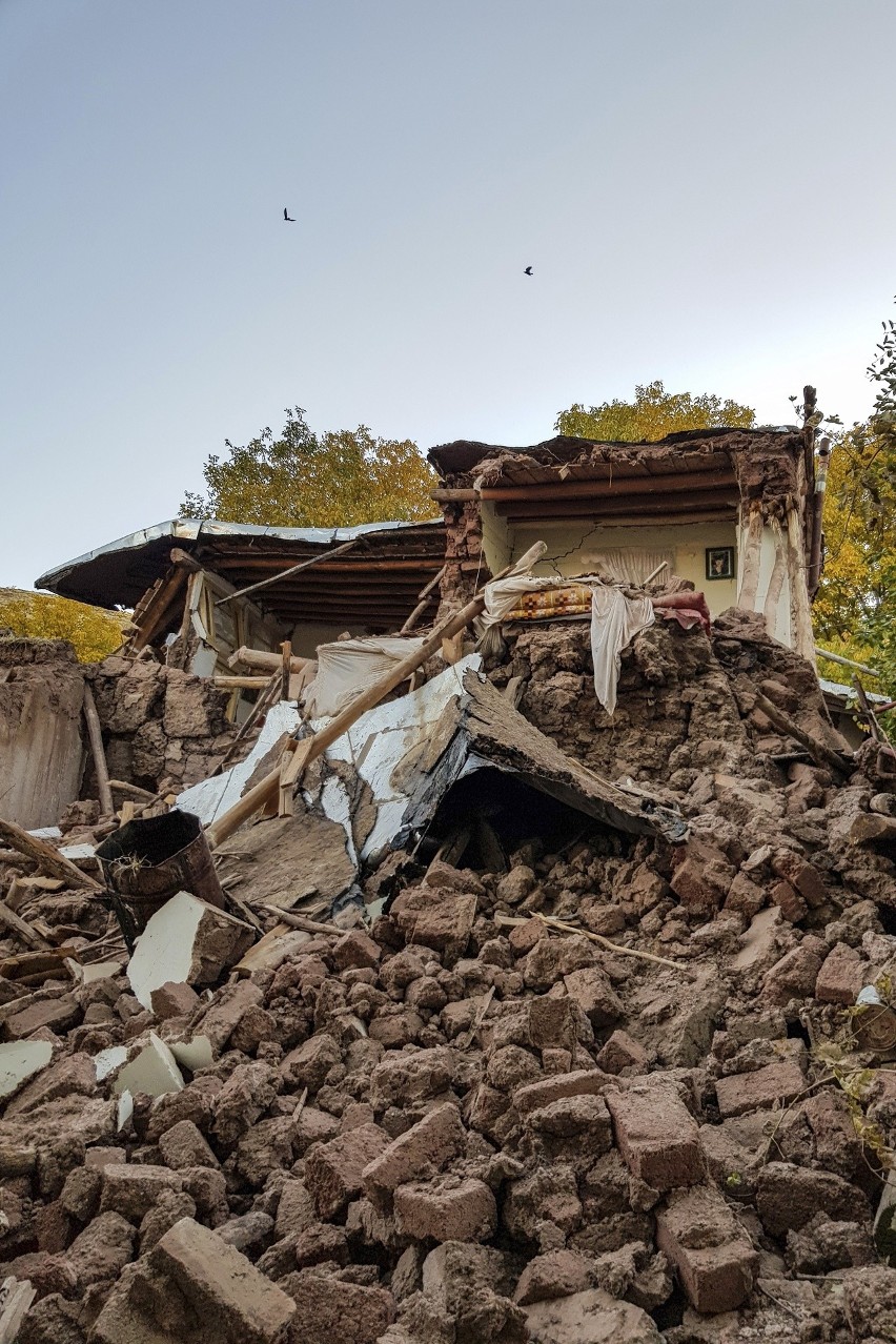 Trzęsienie ziemi w Iranie. Zginęło co najmniej 5 osób, 120 zostało rannych. Zniszczone są wsie w okolicy epicentrum 