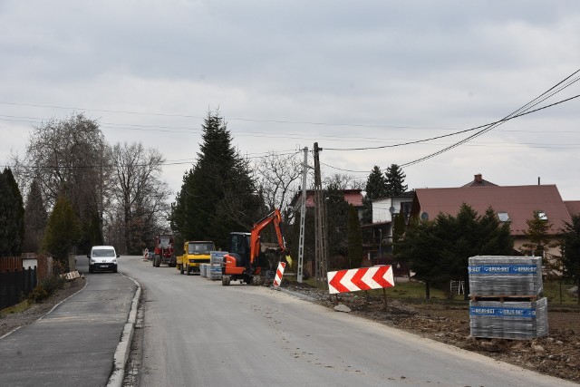 Droga przez wieś w Jawczycach jest przebudowywana na odcinku o długości 1,6 km. Prace potrwają do września 2021
