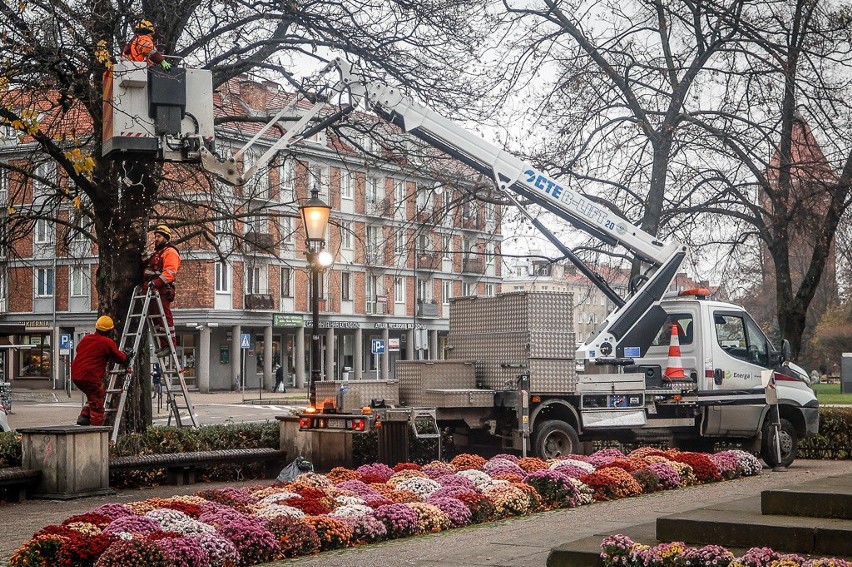 Gdańsk stroi się na święta. Trwa instalacja bożonarodzeniowych lampek. Zdjęcia 