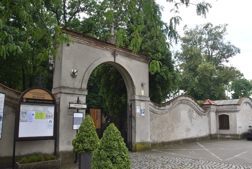 Na Starym Cmentarzu w Tarnowie istniejący montioring...