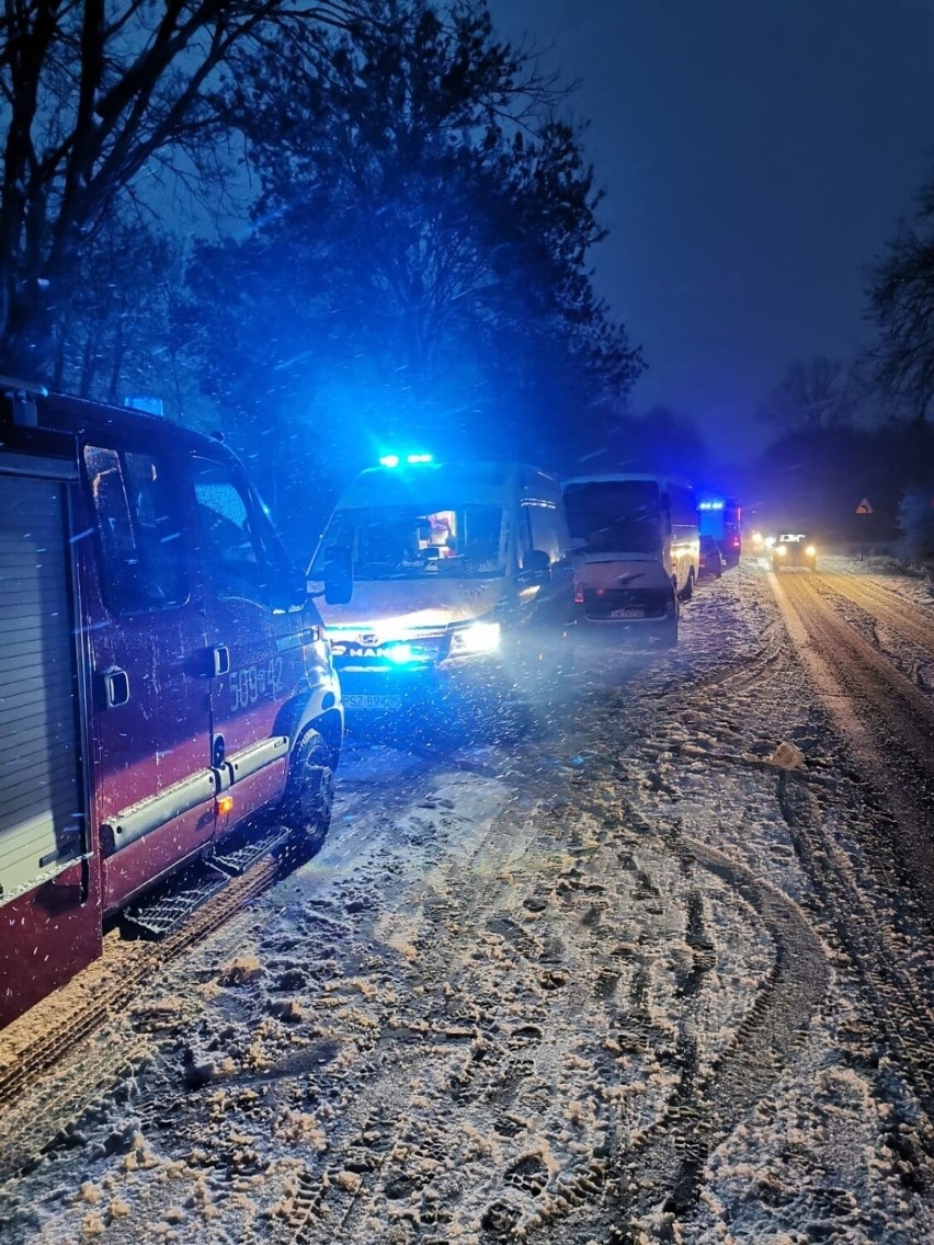 Groźny wypadek w Prusimiu. Autokar z dziećmi zderzył się z samochodem osobowym