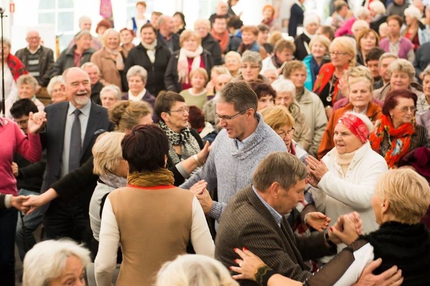 Wspaniała zabawa seniorów w Chrustach i... tańce z marszałkiem (ZDJĘCIA)