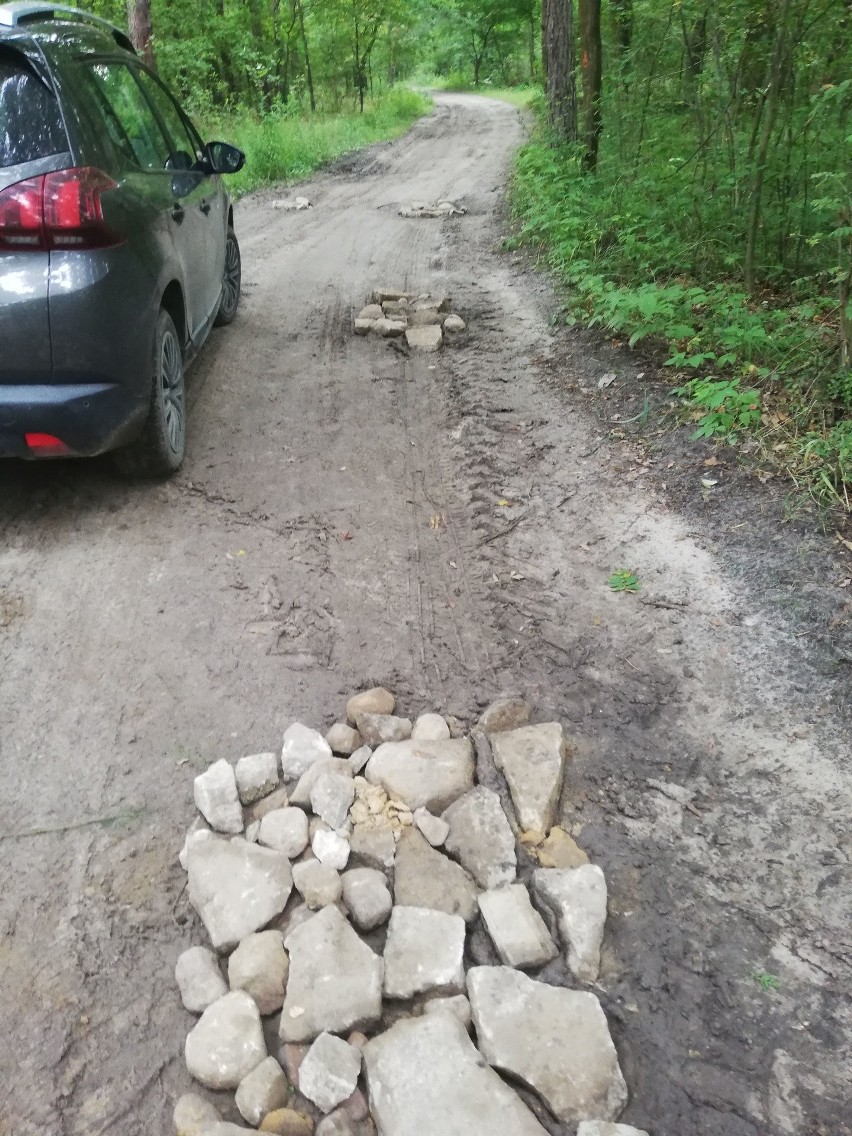 Mieszkańcy Wysokiej Głogowskiej nie mogli się doczekać drogi. Postanowili sami ją zrobić [ZDJĘCIA]