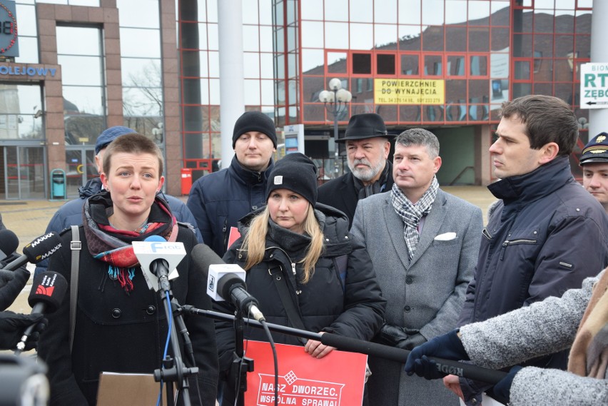 Przeciw wy urzeniu dworca PKP w Częstochowie protestują...