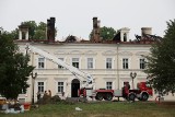 Krajobraz po pożarze pałacu w Konarzewie. Na miejscu cały czas obecne są służby