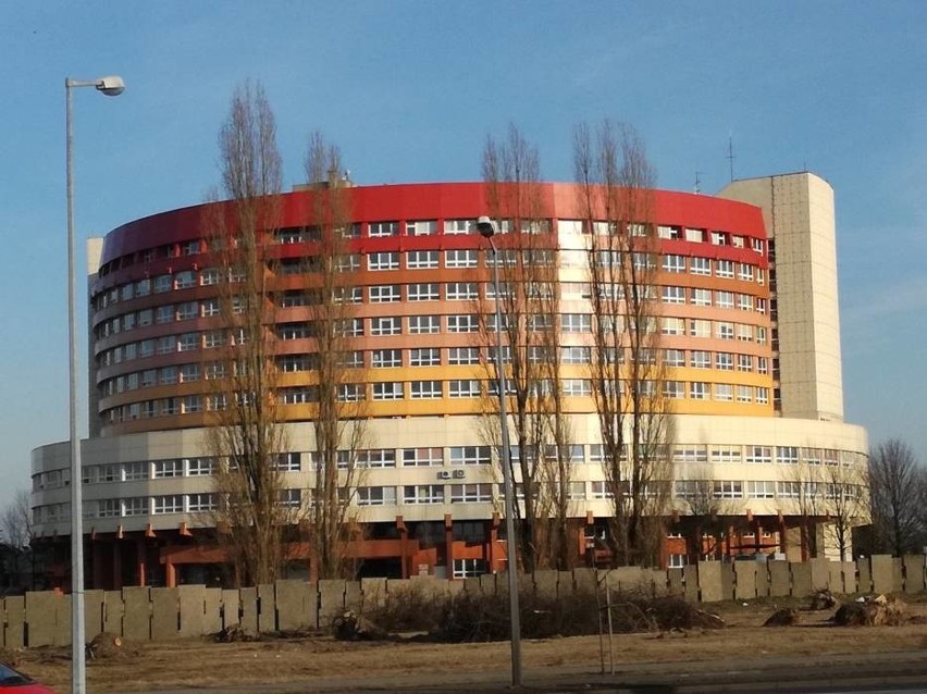 Kalisz: W krzakach obok szpitala znaleziono zwłoki mężczyzny