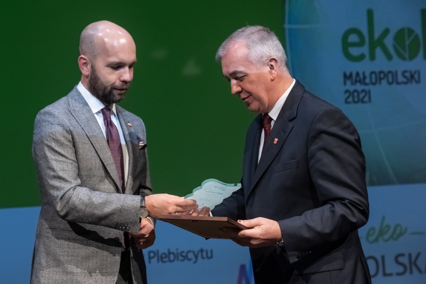 Nagrodę dla Gminy Gołcza z rąk red. naczelnego Wojciecha...