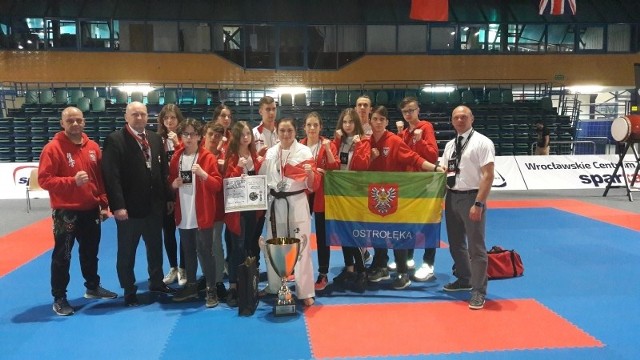 33. Wagowe Mistrzostwa Europy Karate Kyokushin. Ostrołęczanie wracają z sukcesami. Na podium, w swoich kategoriach, stanęły Beata Opęchowska i Julita Sęk z Ostrołęckiego Klubu Karate Kyokushin.