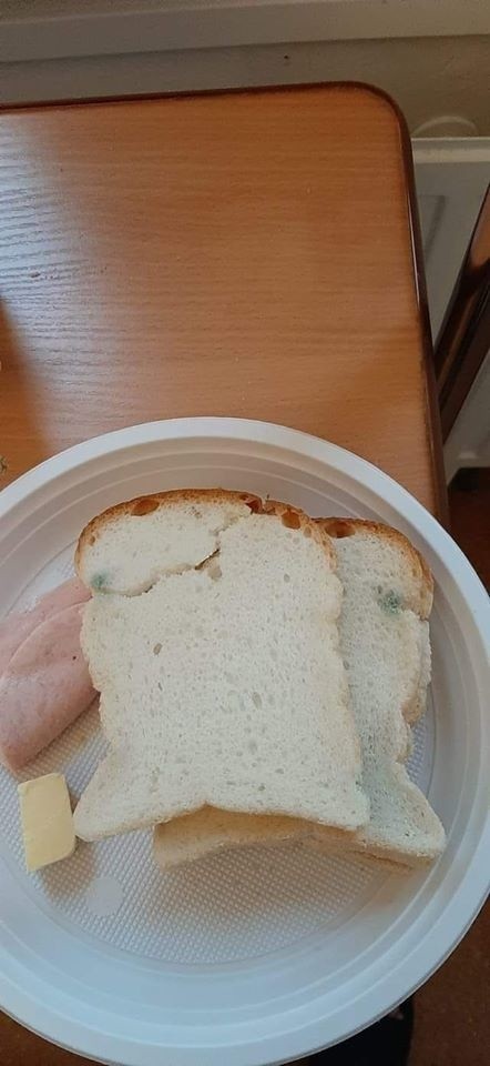 Pacjent dostał spleśniały chleb: "Tak wspaniale karmią w szpitalu nr 3 w Tarnowskich Górach". Placówka wydała oświadczenie i przeprosiła