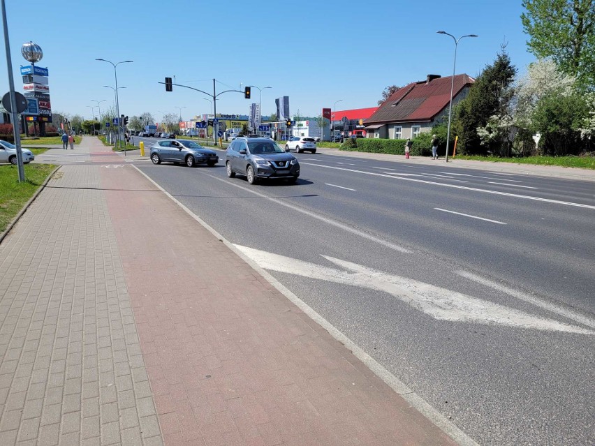 Słupszczanie nie znają przepisów ruchu drogowego. Większość nie potrafi wyjechać z CH Jantar na ulicę Szczecińską [ZDJĘCIA]