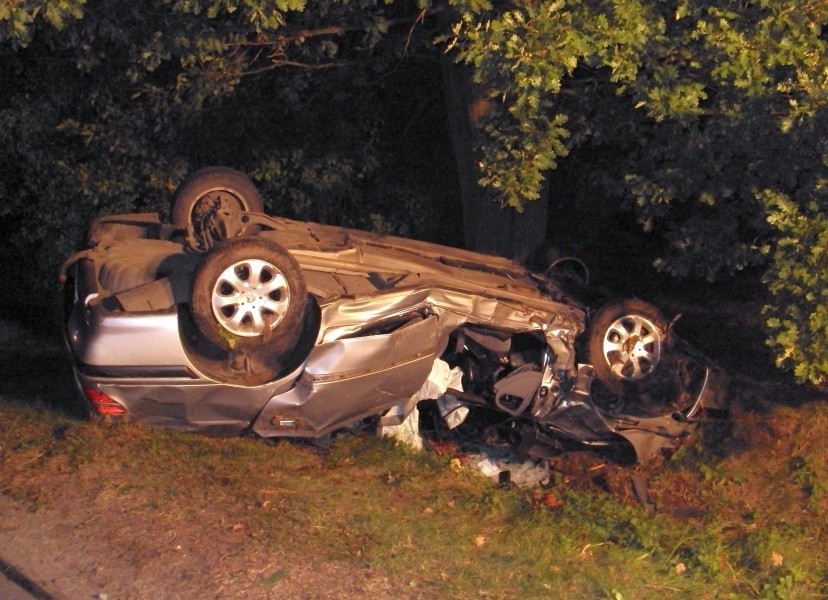 W Stalach peugeot po uderzeniu w drzewo został roztrzaskany....