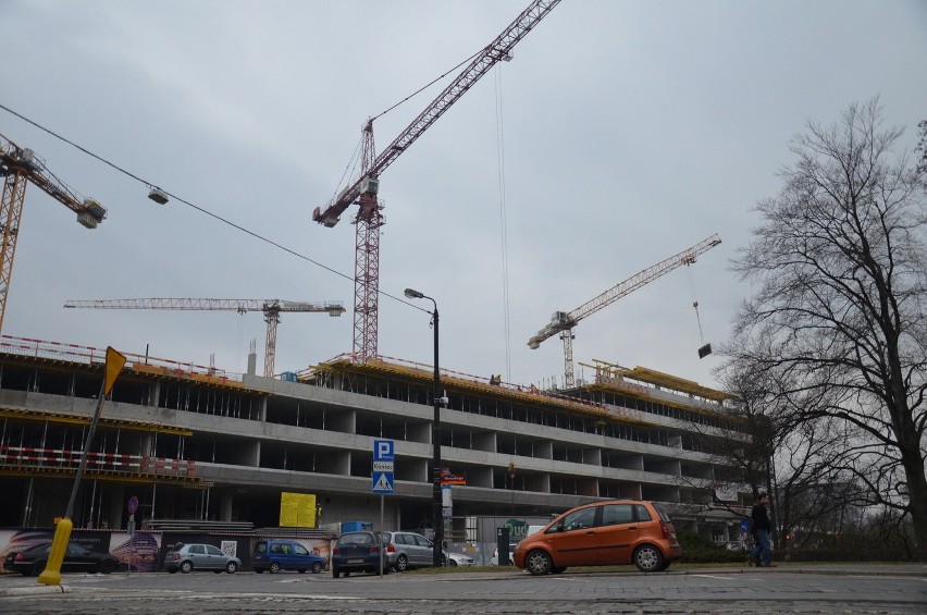 Wrocławski Hilton w budowie. Powstaje już podłoga przedostatniego piętra (ZOBACZ ZDJĘCIA LOTNICZE)