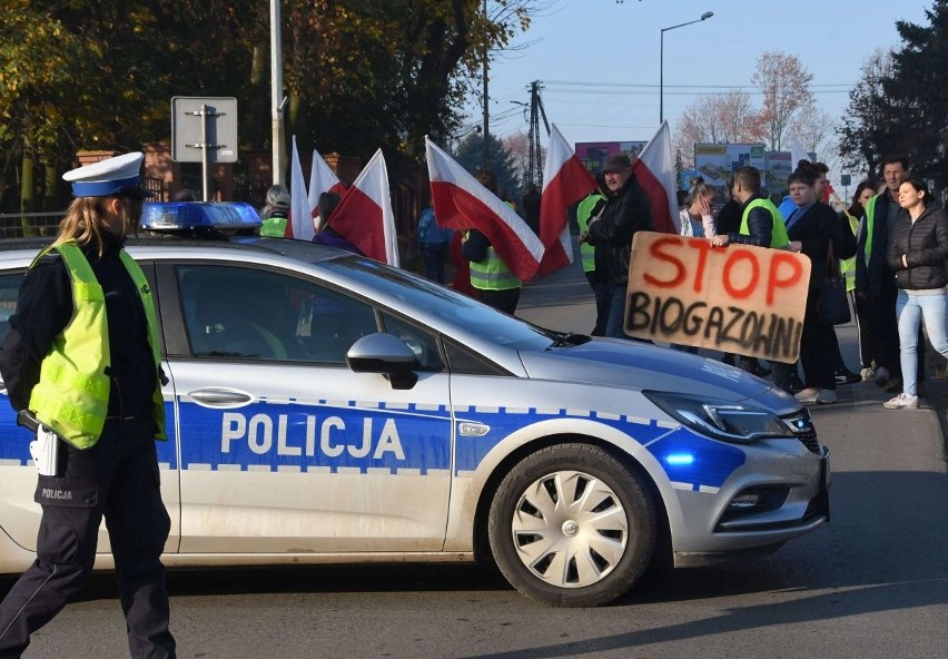 Protest przeciwko budowie biogazowni w Sielcu Biskupim przed Starostwem Powiatowym w Kazimierzy Wielkiej [WIDEO] 