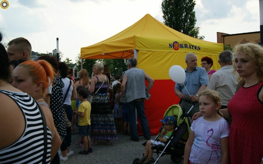 Muzyczne Zawiercie: Przy fontannie na Placu św. Jana Pawła...