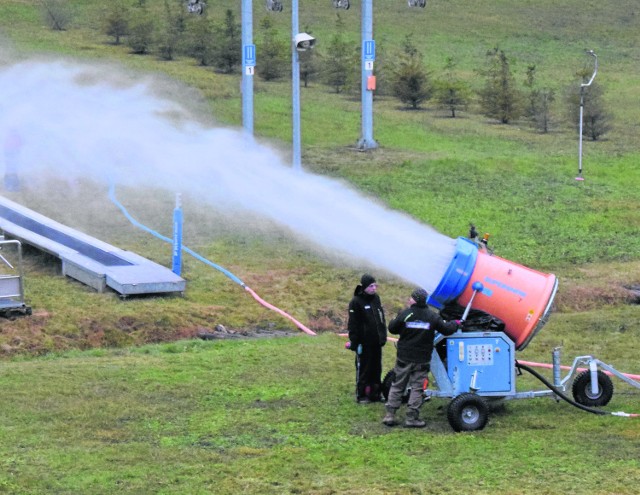 Region. Armatki zastąpiły naturę i można już szusować na nartach