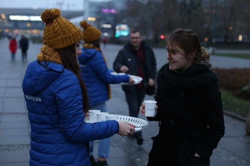 Rozgrzewająca herbata pod Pałacem Kultury i Nauki. Tak Małopolska promowała się w Warszawie