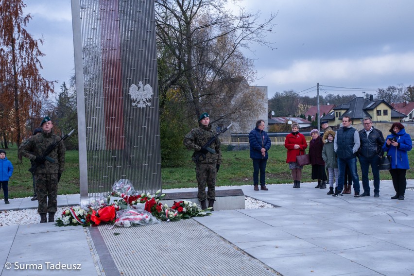 Stargardzianie oddali hołd tym, co walczyli o niepodległość Polski. Złożyli kwiaty przy pomniku patriotycznym [ZDJĘCIA]