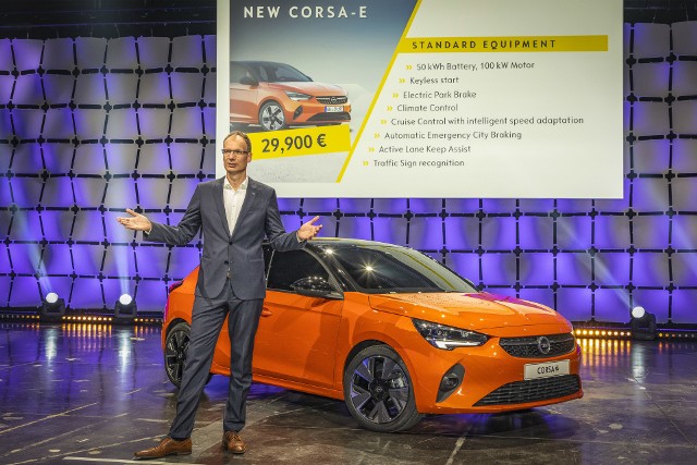 Opel Corsa-eElektryczny Opel Corsa ma uzyskiwać zasięg do 330 kilometrów, a ładowanie akumulatorów 50kWh do stanu 80% ma trwać około 30 minut. Fot. Opel