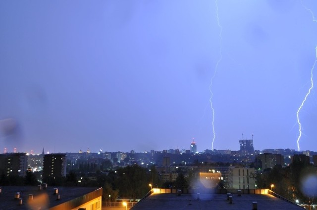 Synoptycy ostrzegają przed intensywnymi opadami deszczu, burzami z gradem w Szczecinie i regionie