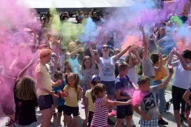 Na Eksplozji Kolorów uczestnicy zabawy bawią się w kolorowych proszkach. Tak też będzie w Staszowie.