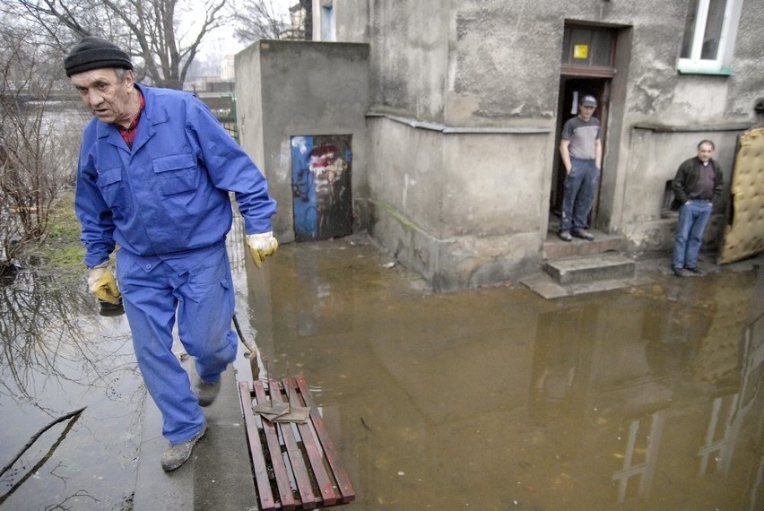 Stan ostrzegawczy na rzece Slupi w Slupsku.