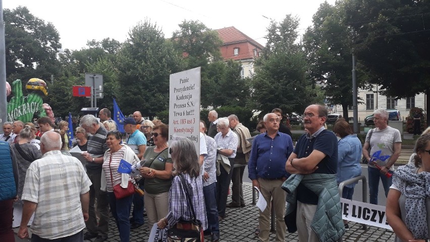 Kilkaset osób protestowało w obronie Sądu Najwyższego w Szczecinie