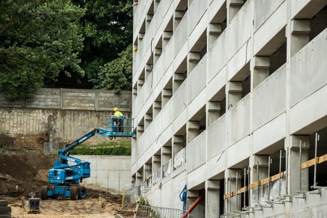 W letnim sezonie można znaleźć zatrudnienie m.in. na placu budowy. Na produkcji i w handlu też jest praca