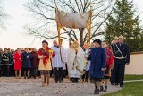 Uroczysta Rezurekcja w parafii świętego Michała Archanioła w Daleszycach. Dużo osób w procesji i na mszy świętej. Zobacz zdjęcia