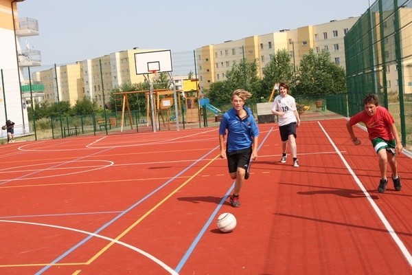 Młodzież z całej okolicy chętnie gra w piłkę na boisku przy ul. Herbsta. 