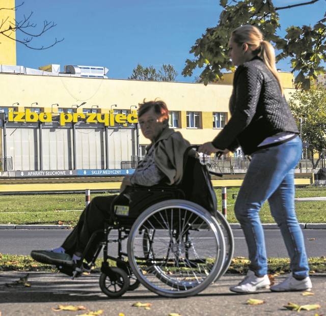 Szpitalna izba przyjęć. Tutaj, jak ludzie czekają, zawsze słychać rozmowy w toku.