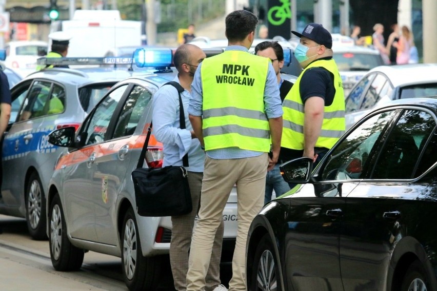 16.07.2021. Kobieta wpadła pod tramwaj w centrum Wrocławia....