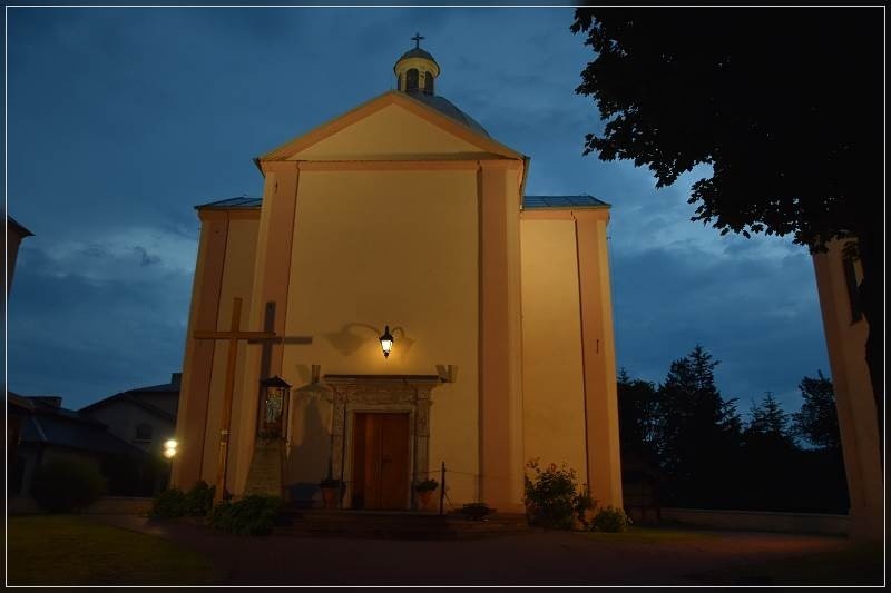 Zabytkowy kościół w Starochęcinach pięknie podświetlony. Nocą prezentuje się zachwycająco. Zobacz zdjęcia