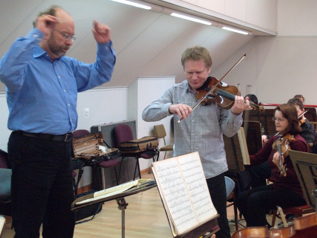 Łukasz Błaszczyk oraz dyrygent Rafał Delekta podczas wczorajszej próby z orkiestrą Filharmonii Koszalińskiej.