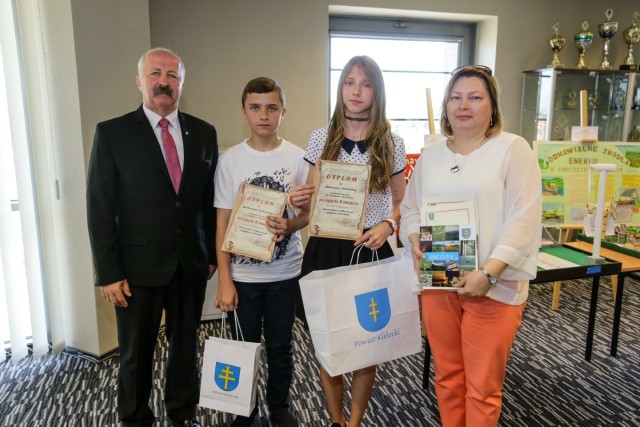 Członek zarządu powiatu Marek Kwiecień (pierwszy z lewej), uczniowie Bartłomiej Turliński, Aleksandra Turlińska z gimnazjum imienia generała Tadeusza Tańskiego w Chmielniku  i opiekun  Joanna Kołomańska.