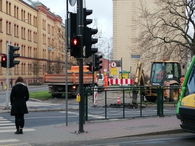 Zwężona jest część ul. Grunwaldzkiej, ale za miejscem prac, można powrócić na prawy pas i skręcić w kierunku ul. Bukowskiej.