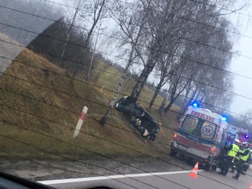 Piątnica Elżbiecin. Wypadek na DK 64. Skoda wypadła z drogi i dachowała. Kierowca ranny [ZDJĘCIA]