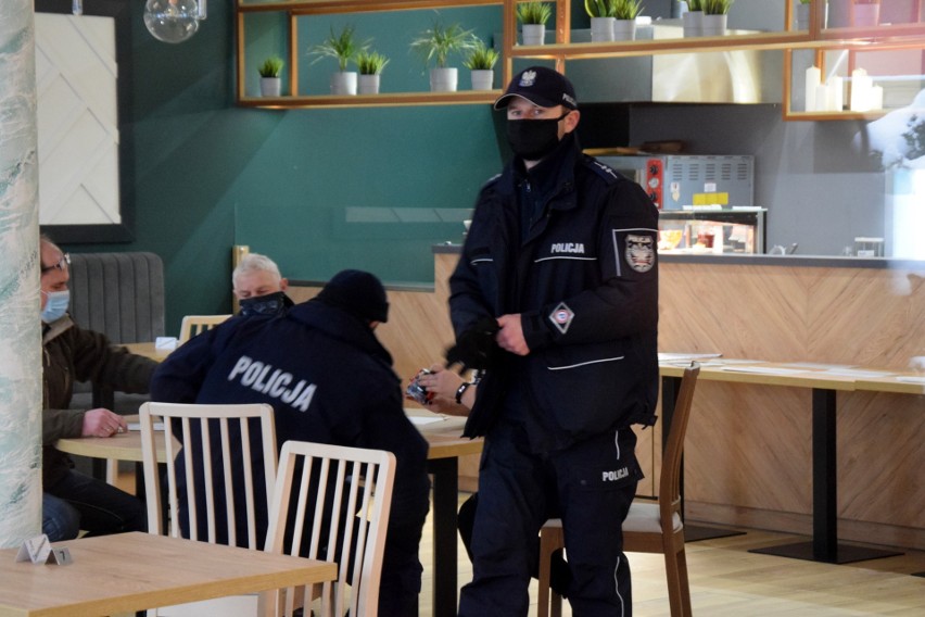 Policja i sanepid w otwartym mimo obostrzeń Family Bistro w Kielcach! Zobaczcie zdjęcia i film z kontroli