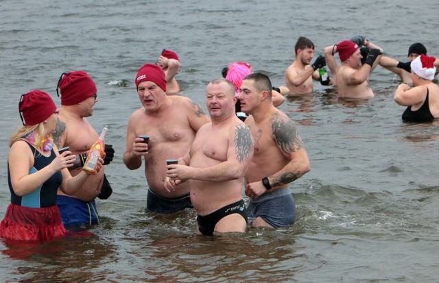 Jak na morsów przystało nowy Rok 2019 powitali kąpielą w jeziorze Rudnik pod Grudziądzem narzekając na "wysoką" temperaturę...bo przerębla brak.WIDEO. SYLWESTER NA MARINIE