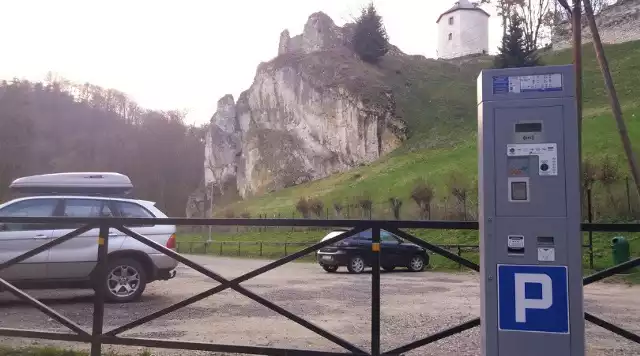 Parking pod zamkiem w Ojcowie. Tutaj zapłacimy 8 zł za każdą rozpoczętą godzinę postoju auta lub motocykla