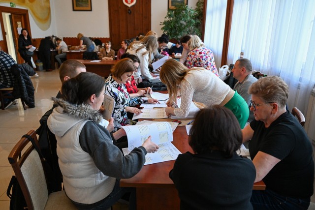 Obwodowa komisja wyborcza w Urzędzie Miejskim w Dubiecku, 5 bm. Trwają przygotowania do niedzielnych wyborów samorządowych.