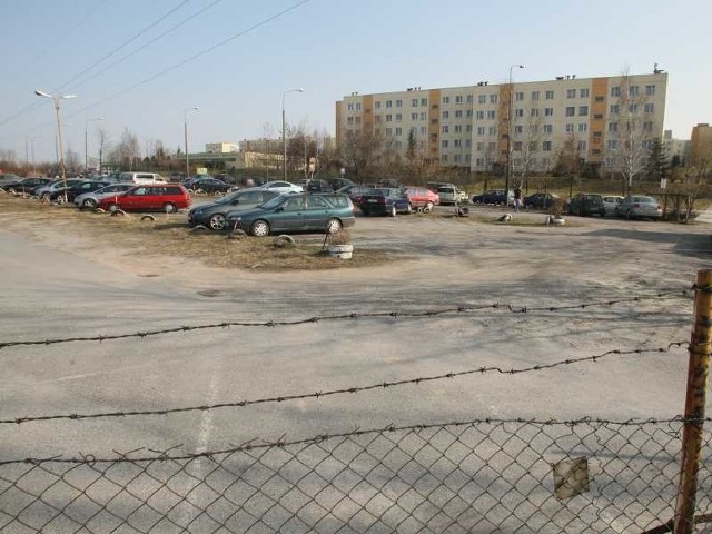 Wielopoziomowy zadaszony parking miałby stanąć na miejscu tego strzeżonego parkingu, który znajduje się na wydzierżawionym od miasta terenie.