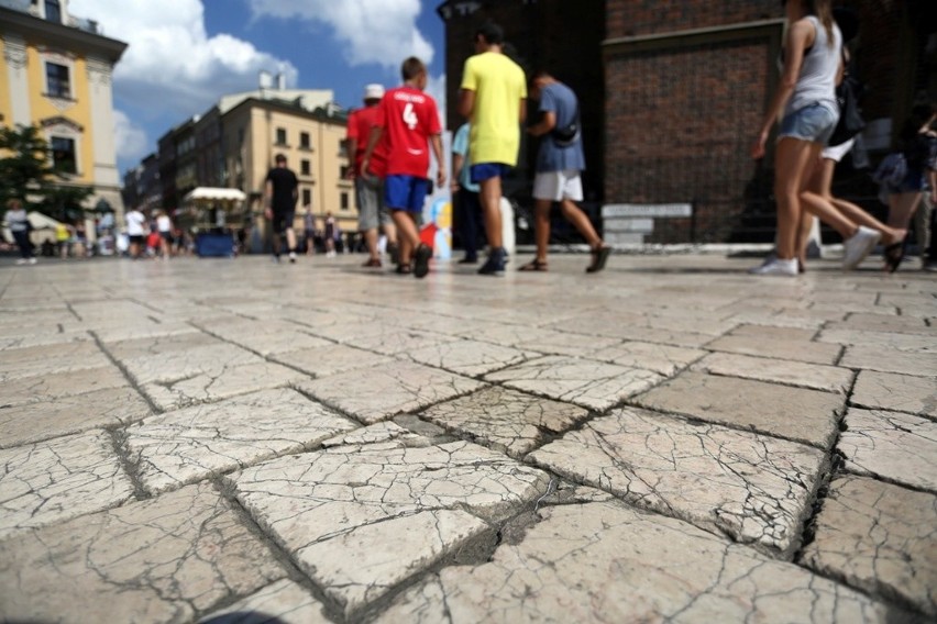 Kostka wapienna na placu Mariackim od wielu lat jest w...