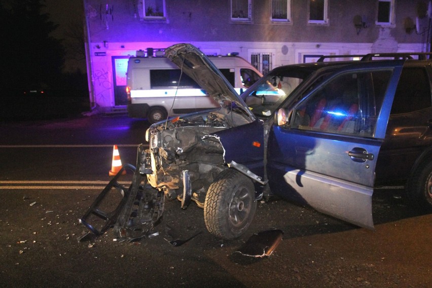 Wypadek na Kowalach. Czołowe zderzenie forda i BMW na ul....