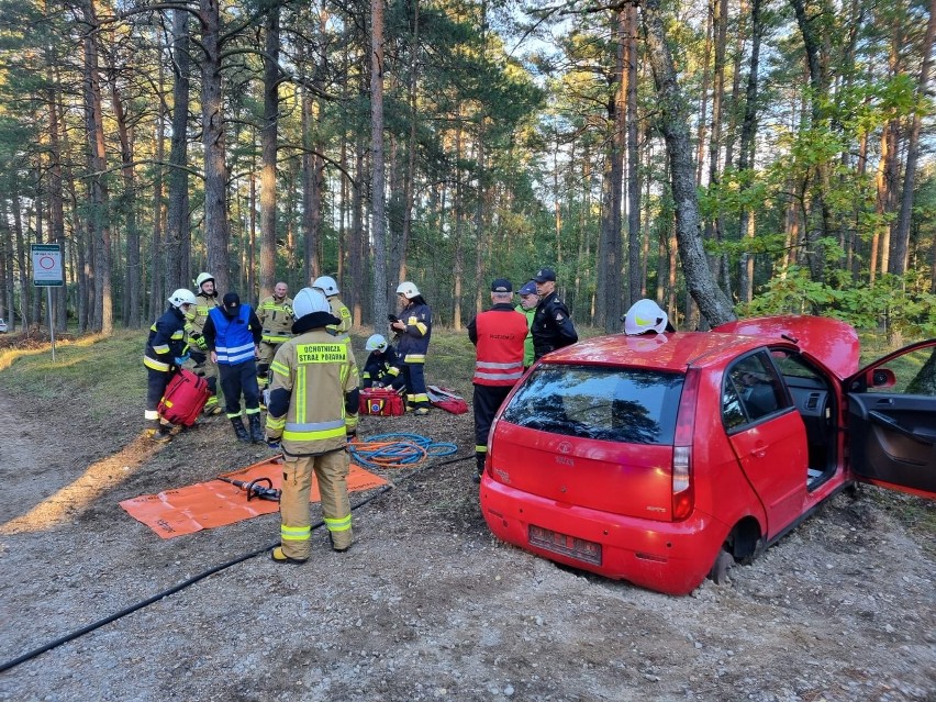 Wywrócenie rybackiej łodzi na jeziorze, wypadek i pożar....