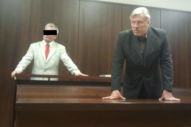 Sąd uznał Romana K. za winnego dokonywania nielegalnych aborcji. Z przodu obrońca ginekologa mec. Igor Janik.