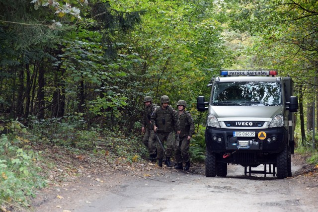 Dzisiaj (sobota) rano patrol saperski z Lęborka zabrał znaleziony wczoraj w Pasiece koło Miastka pocisk artyleryjski przeciwpancerny pochodzący z okresu drugiej wojny światowej (kaliber 76 mm). Pocisk porzucono w tym lesie, a więc musiał zostać wykopany w innym miejscu. Akcja przebiegła sprawnie. W nocy miejsca z pociskiem pilnowała policja.- To nasz dwusetny wyjazd w tym roku – mówi starszy  chorąży sztabowy Marek Ozimek, dowódca patrolu rozminowania nr 6 1. Lęborskiego Batalionu Zmechanizowanego 7 Brygady Obrony Wybrzeża, którego rejonem działania jest osiem powiatów.